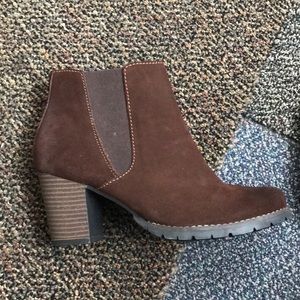 Clarks brown ankle boots booties size 7 leather